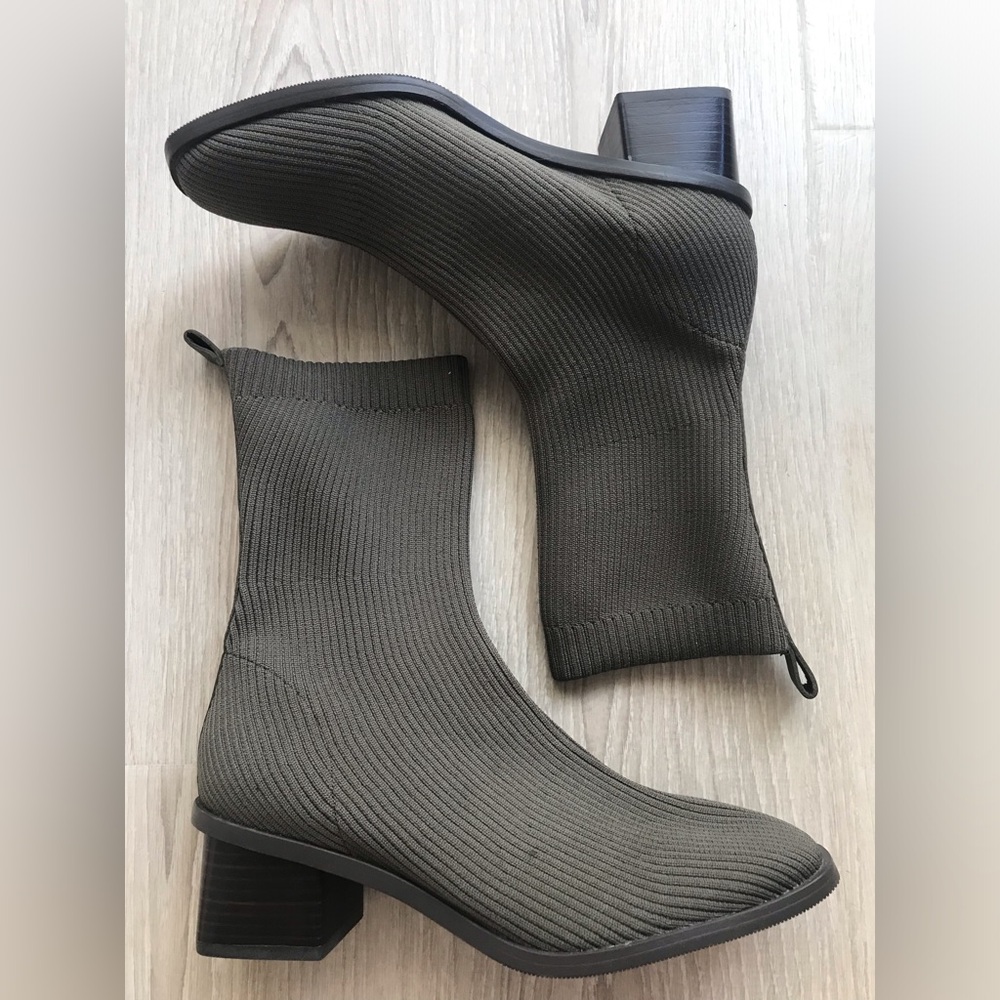 Everlane stretchy knit heeled booties, size 8.5 in olive green